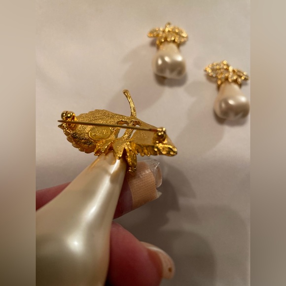 Kenneth Jay Lane KJL Large Pearl Pear Crystals Leaf Gold Clip Earrings & Brooch - Picture 10 of 10